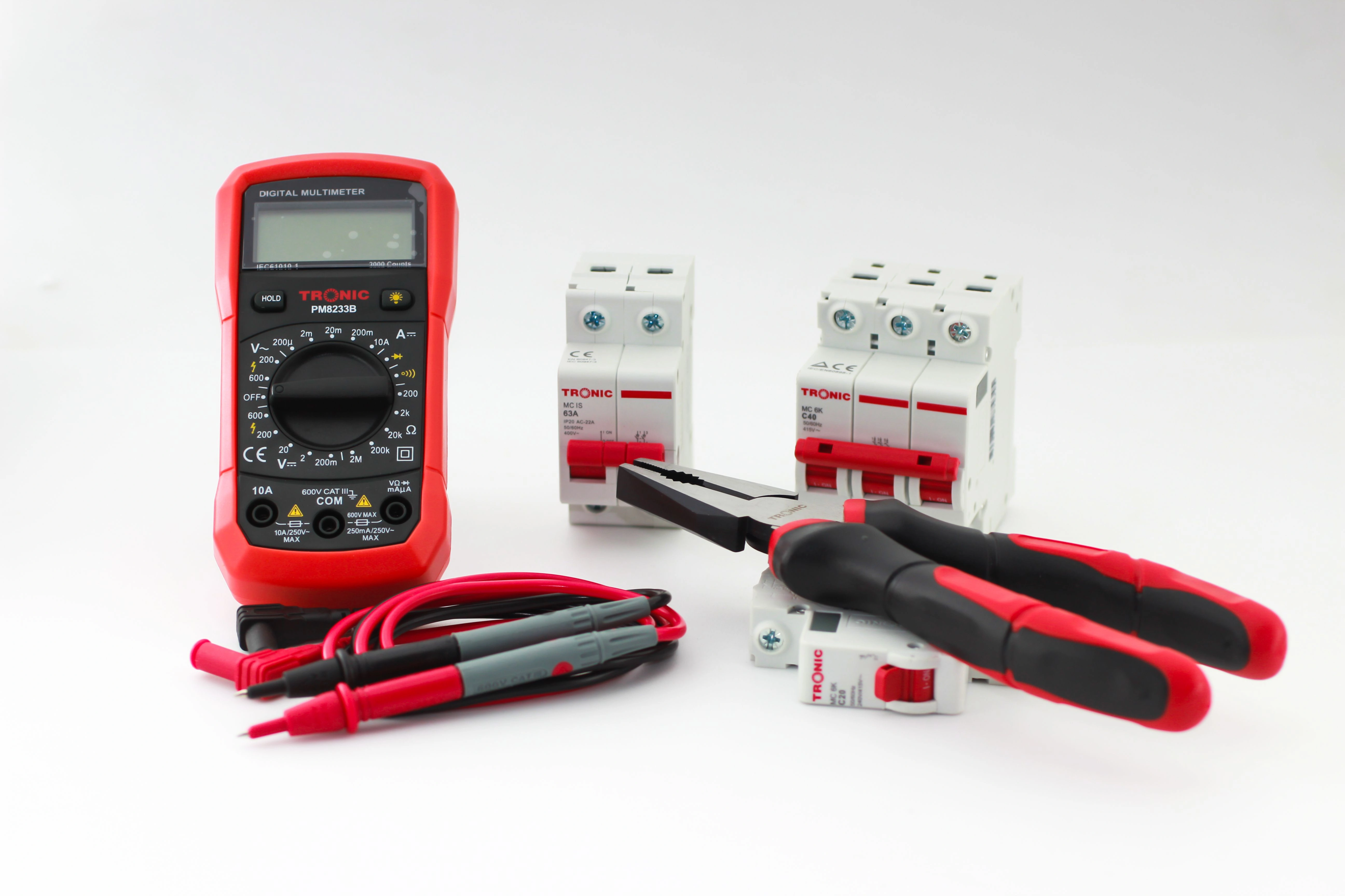 Digitálny multimeter, skrutkovače a ističe pri diagnostike elektriny