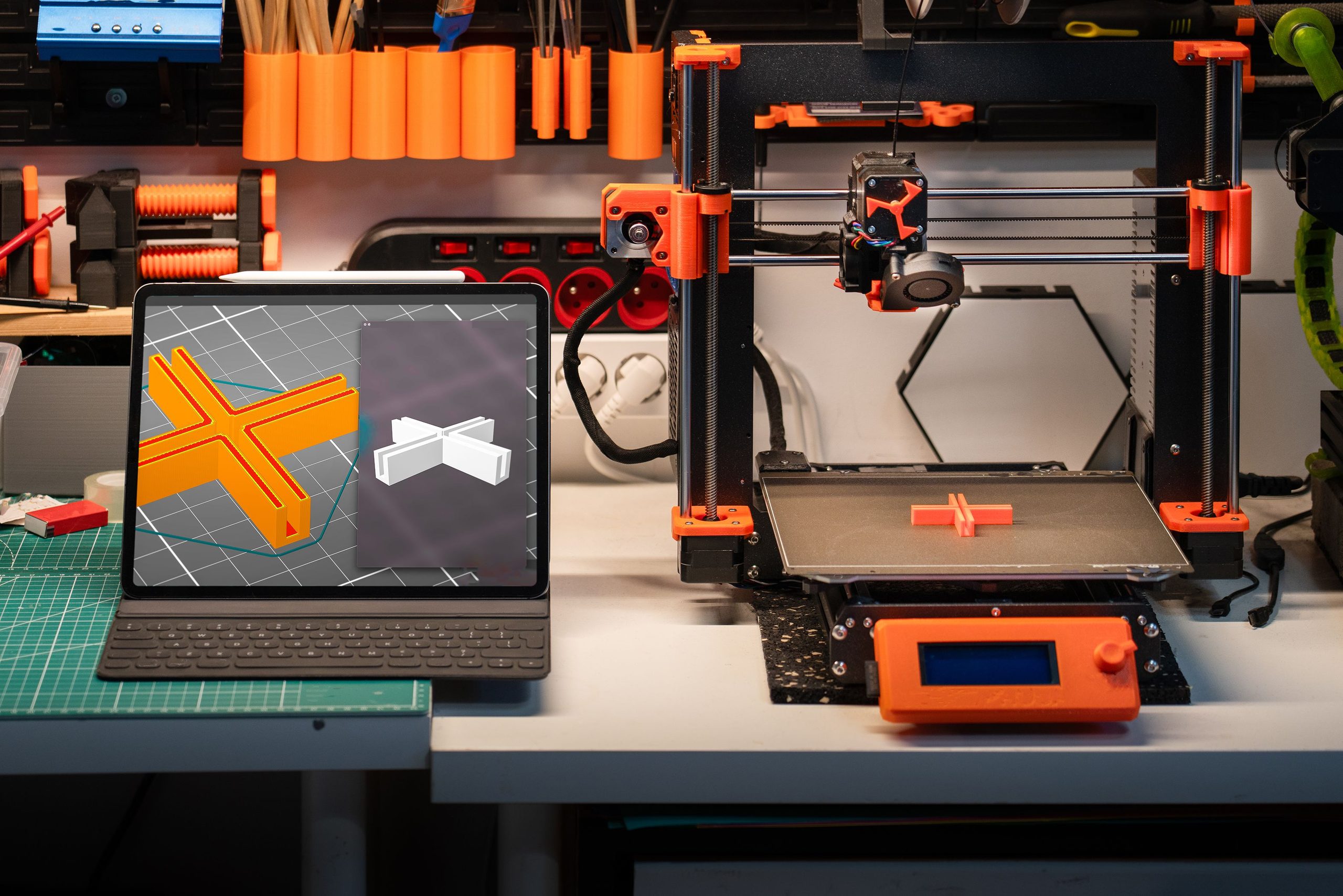 3D tlačiareň pri práci a CAD návrh pre zákazkovú 3D tlač na mieru